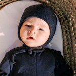 Шапка с връзки от мерино в тъмно синьо