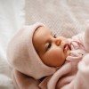 Розова бебешка мериносова шапка с връзки
