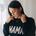 Суитшърт с надпис MAMA в тъмно синьо с бежова бродерия