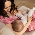 Stylowa koszula ciążowa w różowe, duże kwiaty, zaprojektowana z myślą o porodzie oraz karmieniu piersią. Połączenie funkcjonalności i wyrazistego designu.